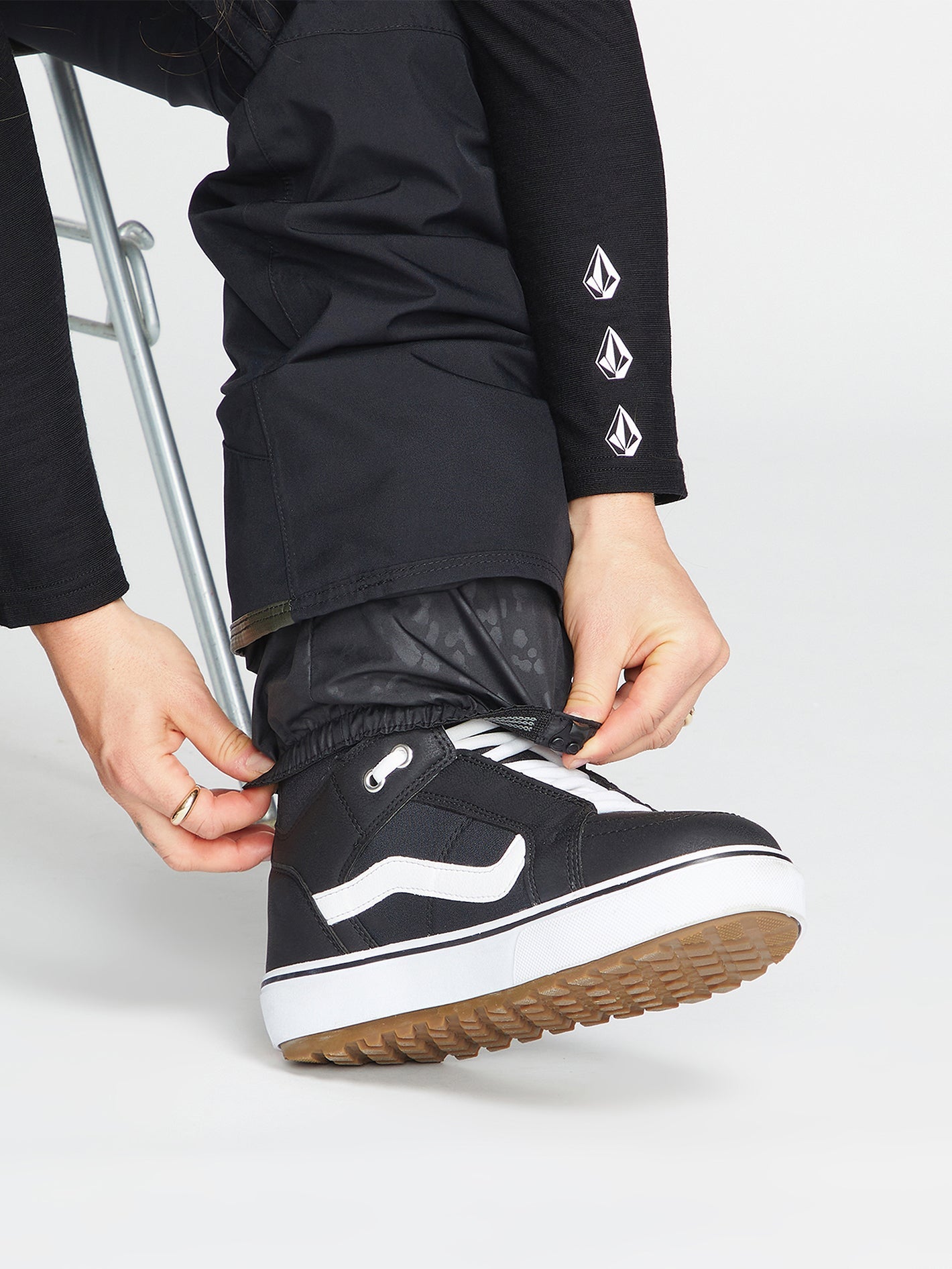 Sサイズ　VOLCOM WOMENS ASTON GORE-TEX PANTS Volcom Aston Gore-Tex Snow Pants Black - Womens